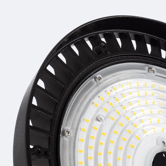 LED-HighBay-Strahler aus Aluminiumdruckguss mit robustem IP65-Industriegehäuse.