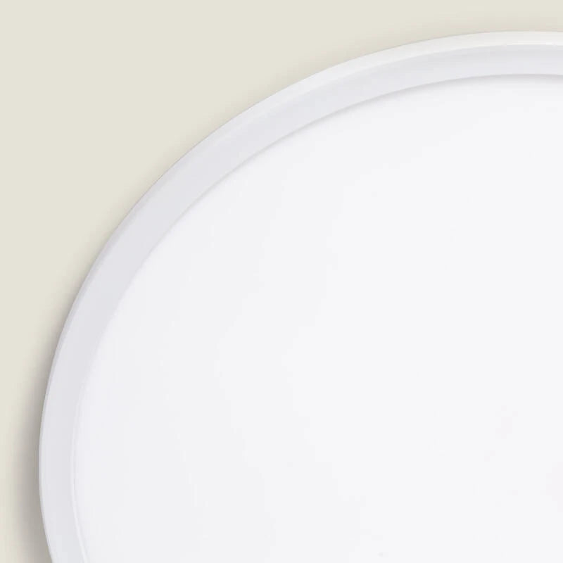 Nahaufnahme der LED-Aufbauleuchte mit flachem weißen Gehäuse und moderner Optik.“