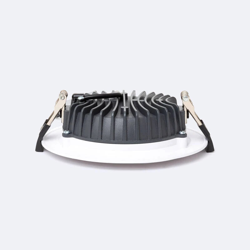 Nahaufnahme der mikroprismatischen Abdeckung des LED Downlights mit blendfreier UGR19-Technologie.