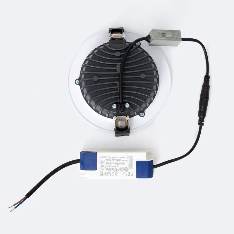 Nahaufnahme der mikroprismatischen Abdeckung des LED Downlights mit blendfreier UGR19-Technologie.