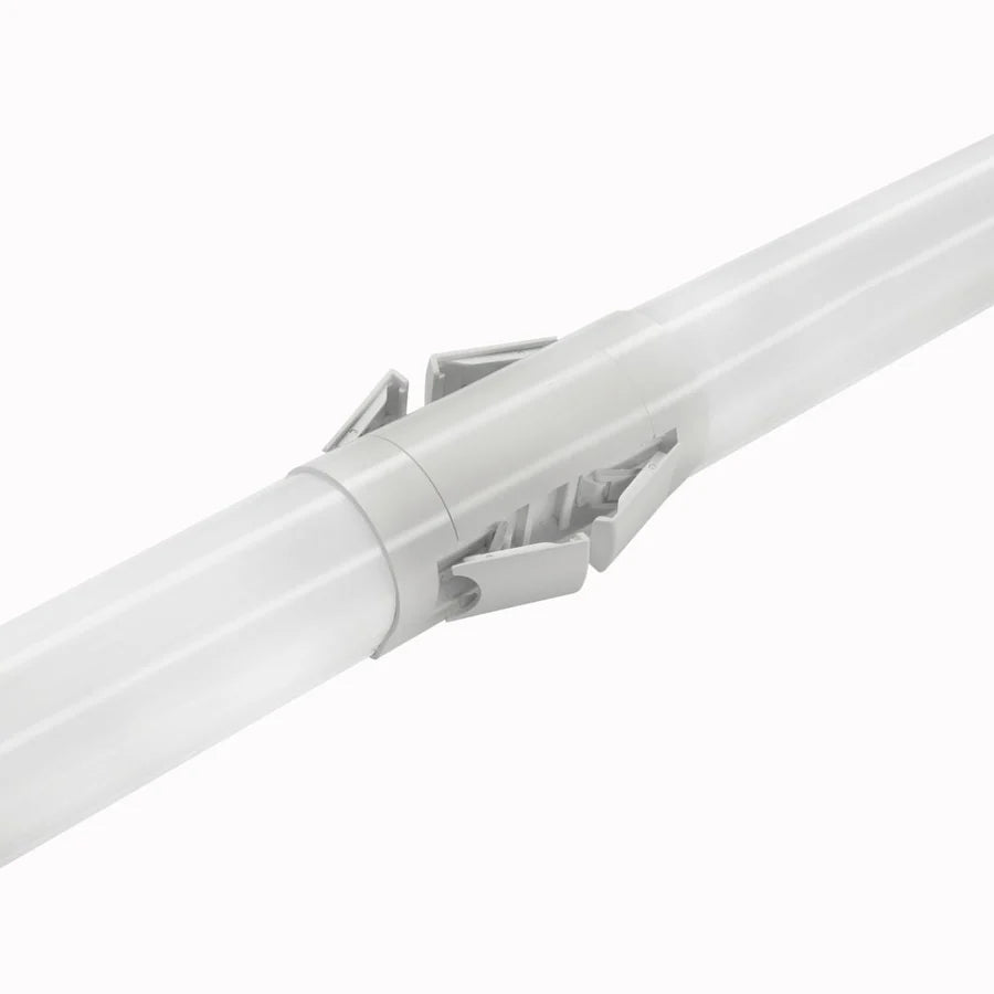 LED-Wannenleuchte mit Quick Connector für Durchgangsverdrahtung, werkzeuglose Montage.