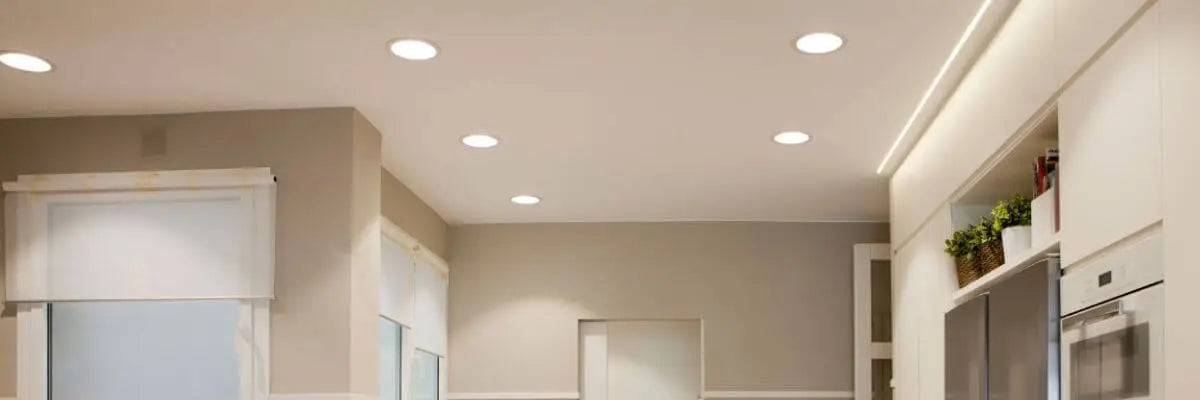 LED-Downlight 13W in einer abgehängten Rigipsdecke montiert, neutralweiß oder warmweiß eingestellt.