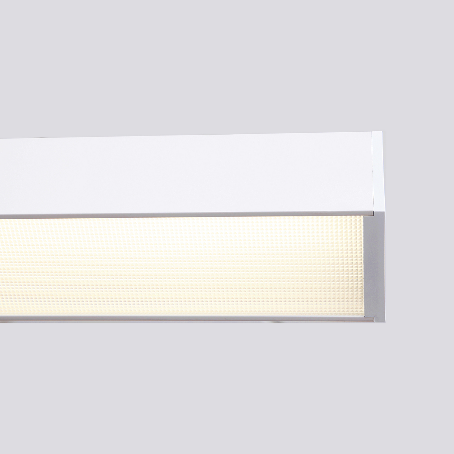 Blendfreie LED-Pendelleuchte UGR<19 in neutralweißem RAL9003-Gehäuse, lineares Design, ideal für Büro- und Arbeitsplatzbeleuchtung.