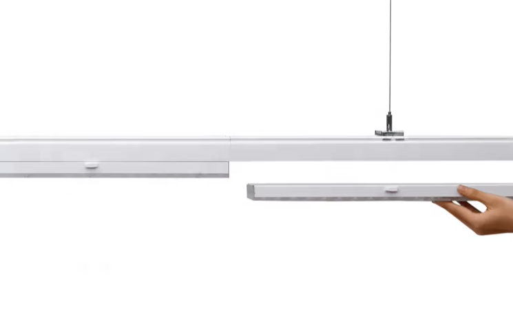 Montiertes LINEVA LED-Lichtbandsystem in einer Industrie- oder Lagerhalle mit gleichmäßiger, effizienter Ausleuchtung