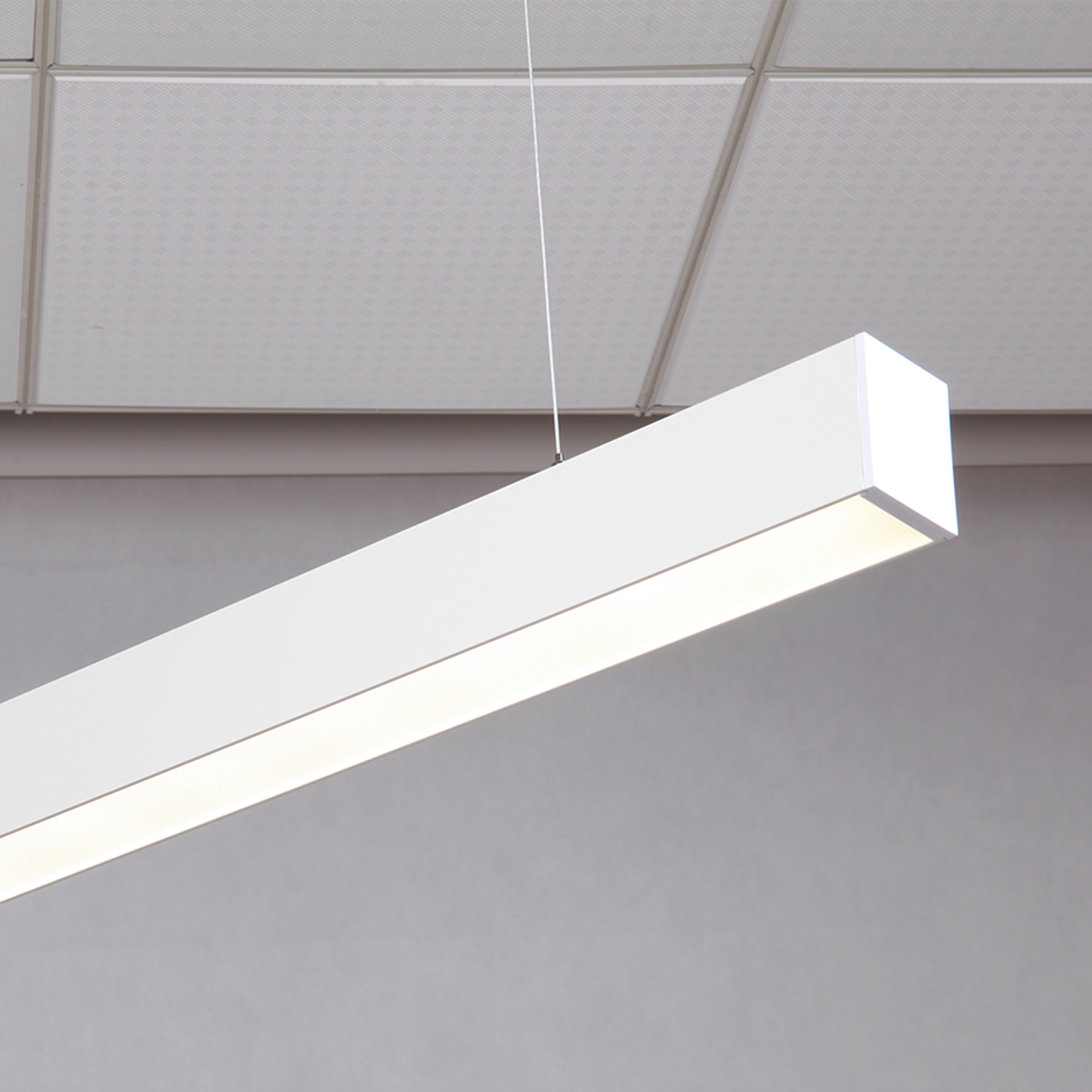 Blendfreie LED-Pendelleuchte UGR<19 in neutralweißem RAL9003-Gehäuse, lineares Design, ideal für Büro- und Arbeitsplatzbeleuchtung.