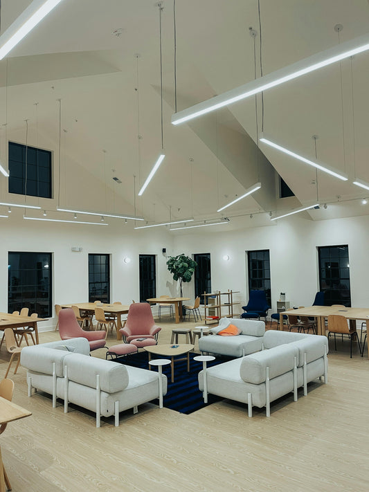 Blendfreie LED-Pendelleuchte UGR<19 in neutralweißem RAL9003-Gehäuse, lineares Design, ideal für Büro- und Arbeitsplatzbeleuchtung.
