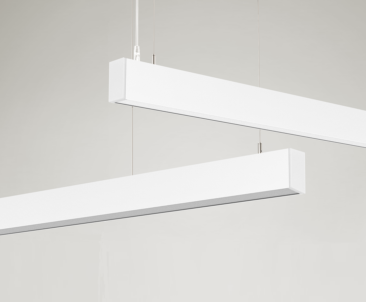 Blendfreie LED-Pendelleuchte UGR<19 in neutralweißem RAL9003-Gehäuse, lineares Design, ideal für Büro- und Arbeitsplatzbeleuchtung.