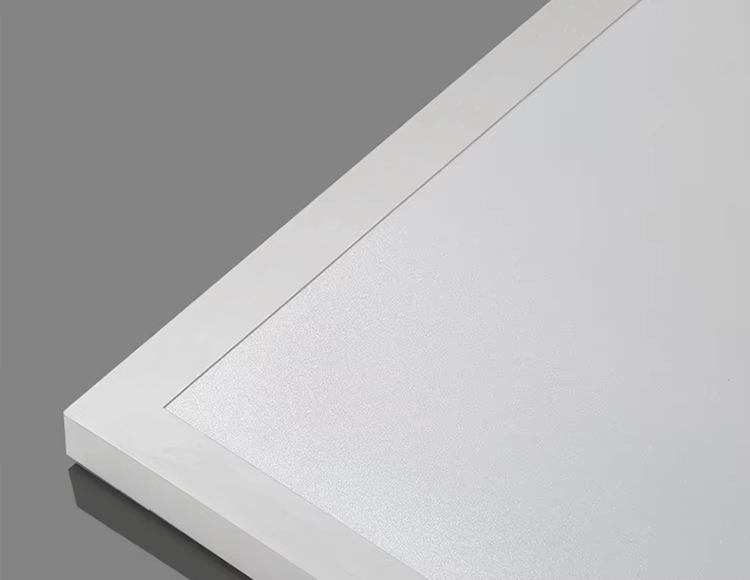 Detailansicht des weißen Aluminiumrahmens und der opalen Abdeckung eines LED-Einlegepanels