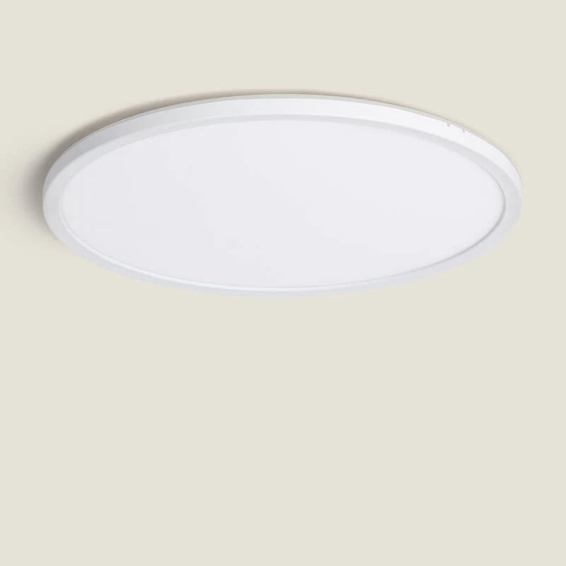 LED-Deckenleuchte mit sichtbarem Direkt- und Indirekt-Lichteffekt an der Decke.