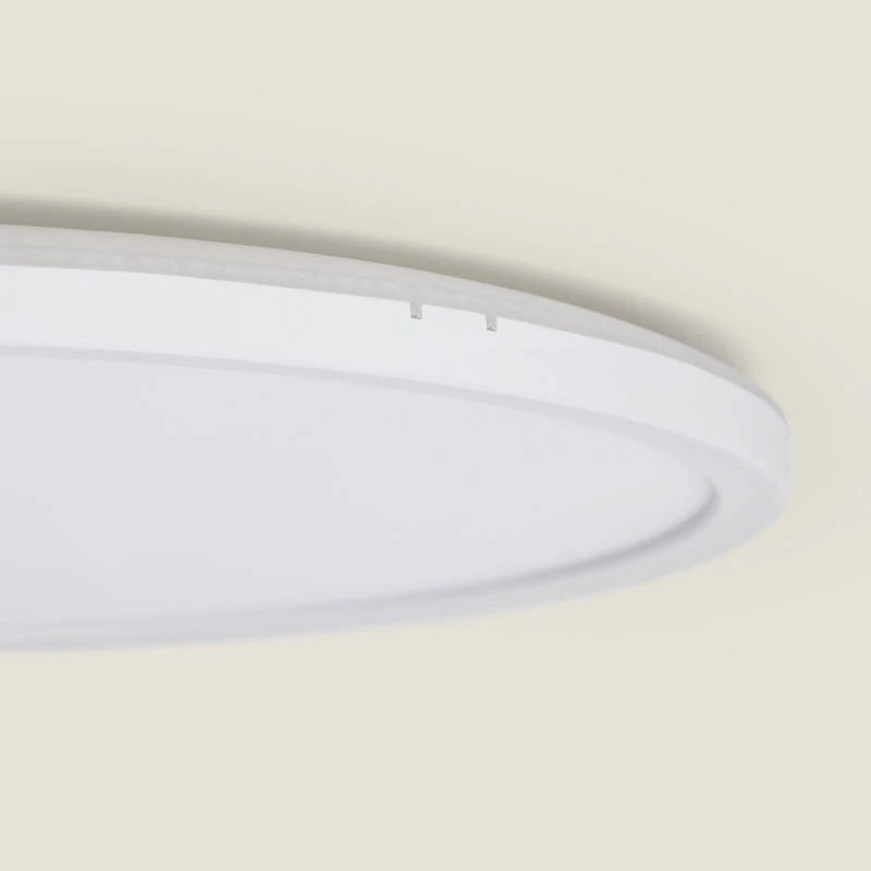 Nahaufnahme der LED-Aufbauleuchte mit flachem weißen Gehäuse und moderner Optik.“