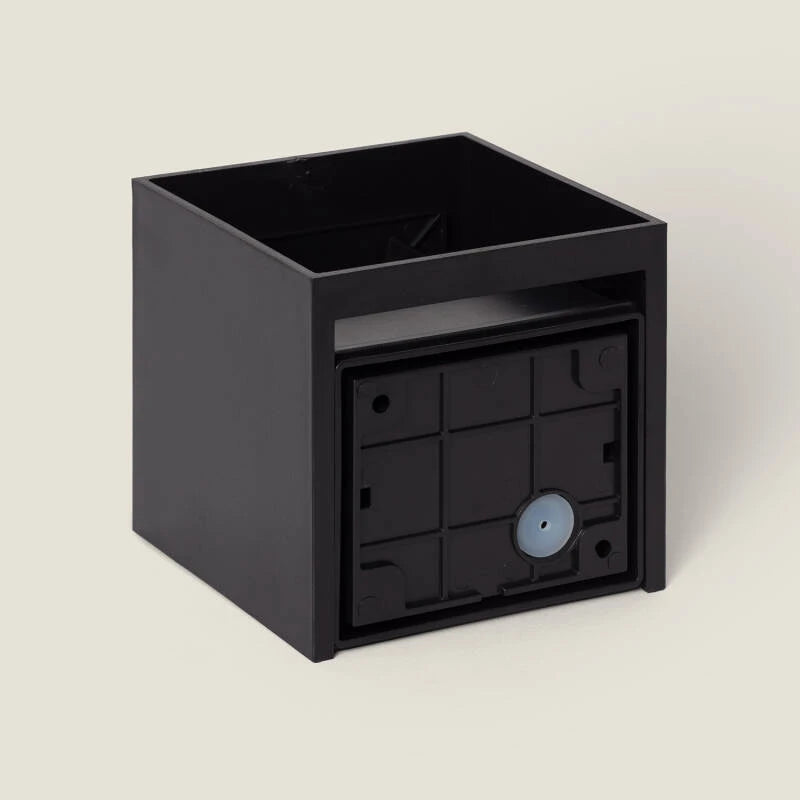 Detailansicht der LED-Wandleuchte mit verstellbaren Lamellen für Up-&-Down-Licht, 6W, schwarz RAL9005.