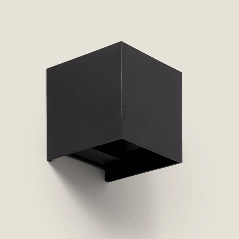 LED-Wandleuchte mit warmweißem Up-&-Down-Licht an einer Fassade im Außenbereich, IP44 wetterfest.