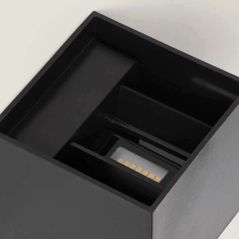 Moderne LED-Wandlampe mit doppelseitigem Licht in einem Wohnraum, warmweiß 2700K.